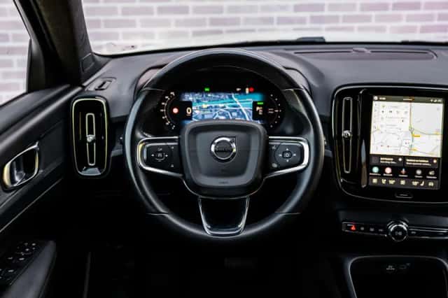 Volvo XC40 (2023) thumbnail 3