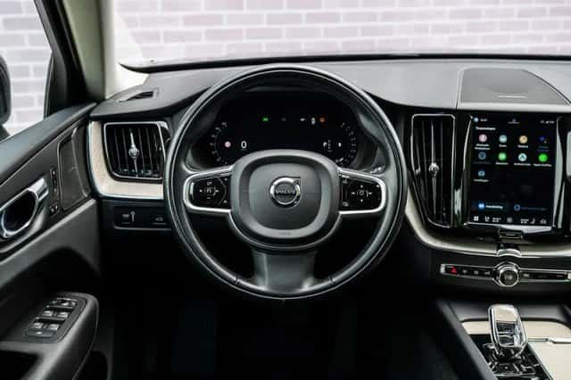Volvo XC60 (2022) thumbnail 3