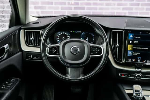 Volvo XC60 (2021) thumbnail 3