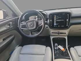 Volvo XC40 thumbnail 2