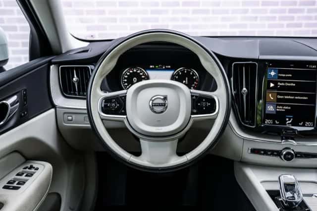 Volvo XC60 (2020) thumbnail 3
