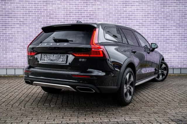 Volvo V60 (2021) thumbnail 2