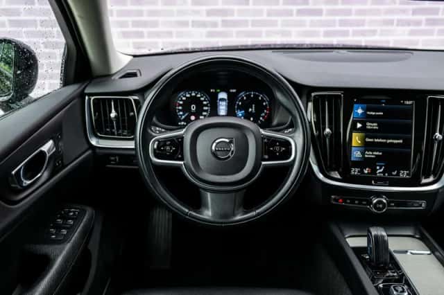 Volvo V60 (2021) thumbnail 3