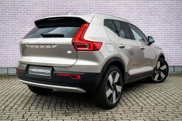 Volvo XC40 (2022) thumbnail 2