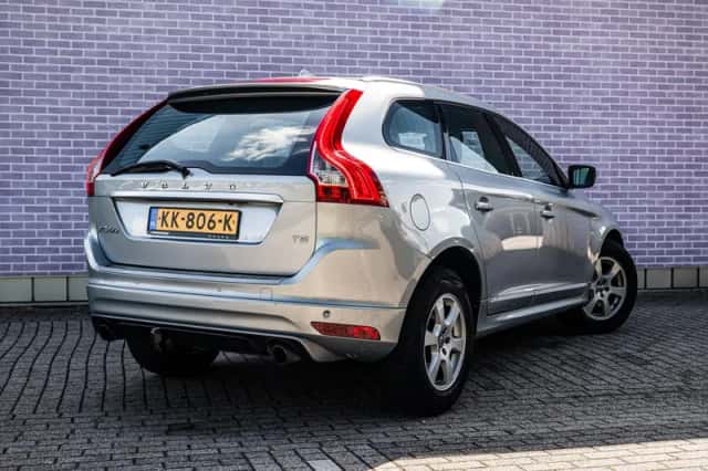 Volvo XC60 (2016) thumbnail 2