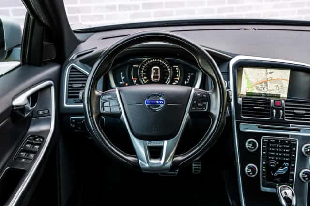 Volvo XC60 (2016) thumbnail 3