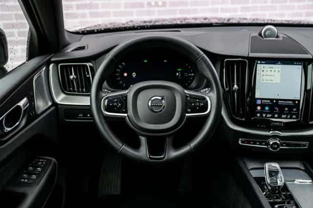 Volvo XC60 (2023) thumbnail 3
