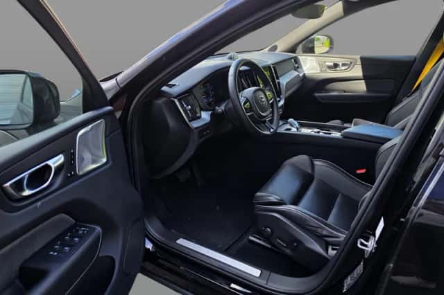 Volvo XC60 (2023) thumbnail 3