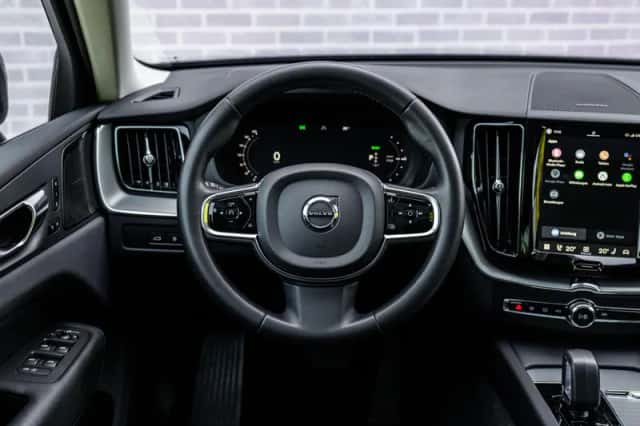 Volvo XC60 (2022) thumbnail 3
