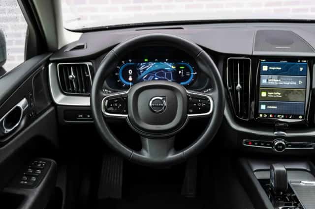 Volvo XC60 (2023) thumbnail 3