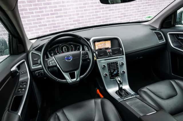 Volvo XC60 (2017) thumbnail 12
