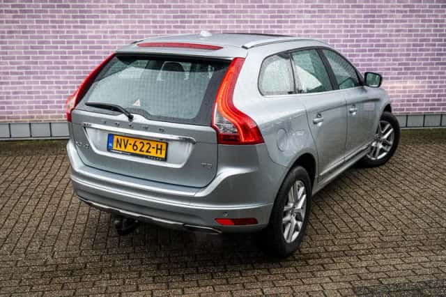 Volvo XC60 (2017) thumbnail 17