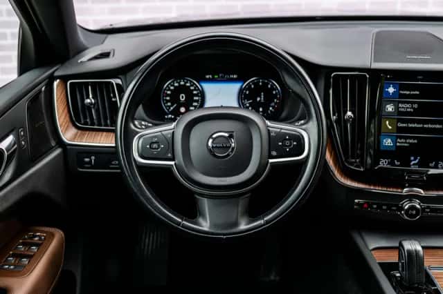 Volvo XC60 (2021) thumbnail 3