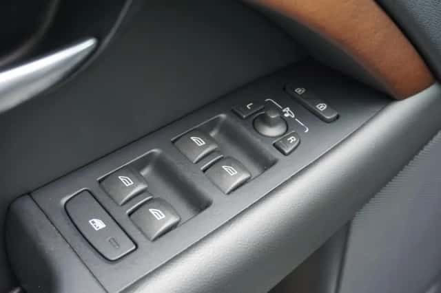 Volvo XC70 (2010) thumbnail 26