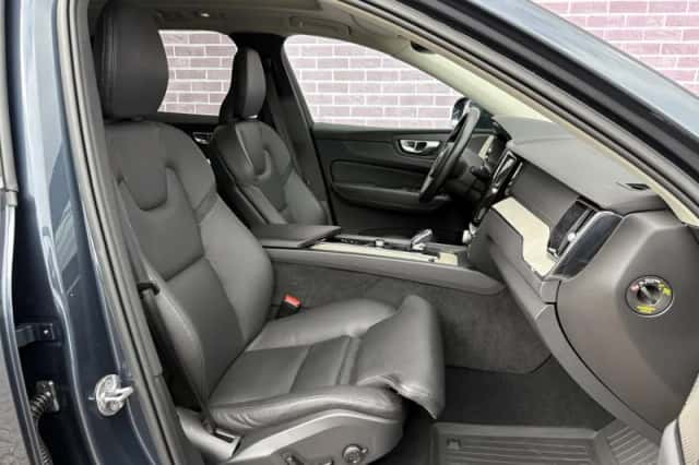 Volvo XC60 (2022) thumbnail 5