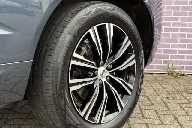 Volvo XC60 (2022) thumbnail 9