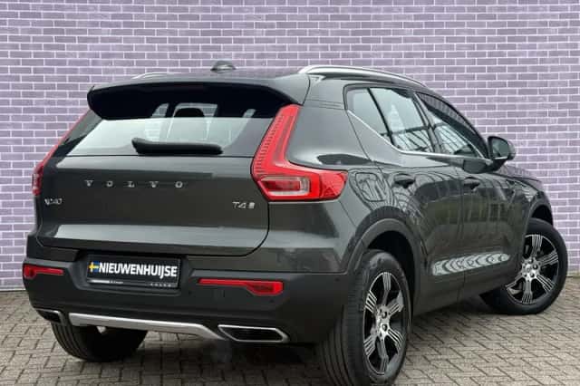 Volvo XC40 (2018) thumbnail 3