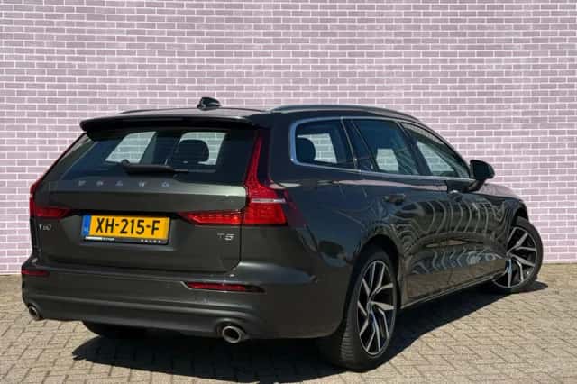 Volvo V60 (2019) thumbnail 3