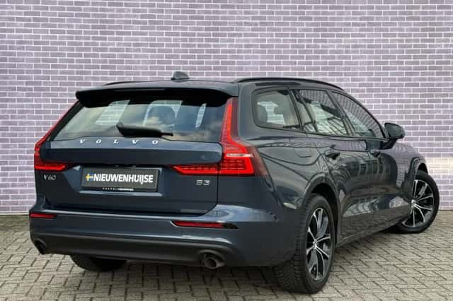 Volvo V60 (2022) thumbnail 3