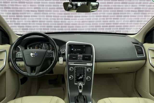 Volvo XC60 (2016) thumbnail 12