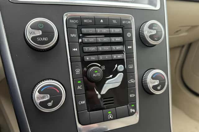 Volvo XC60 (2016) thumbnail 18