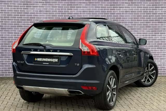 Volvo XC60 (2016) thumbnail 3