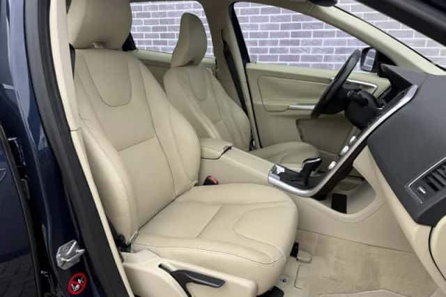 Volvo XC60 (2016) thumbnail 5