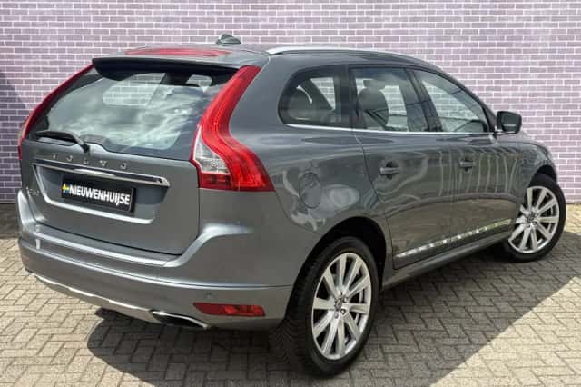 Volvo XC60 (2016) thumbnail 3