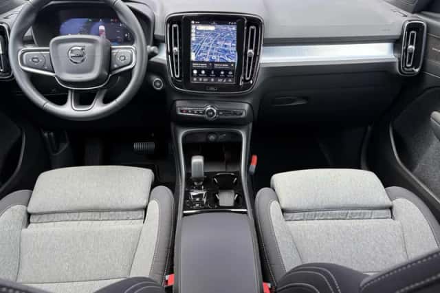 Volvo XC40 (2025) thumbnail 4