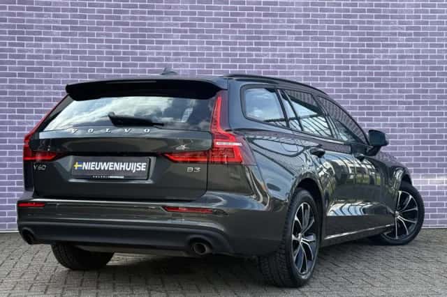 Volvo V60 (2022) thumbnail 3
