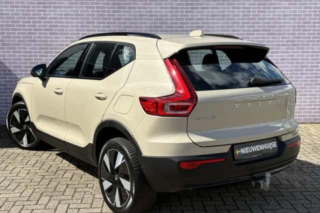Volvo EX40 (2025) thumbnail 3