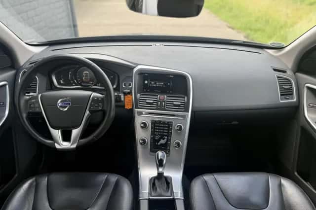 Volvo XC60 (2016) thumbnail 4