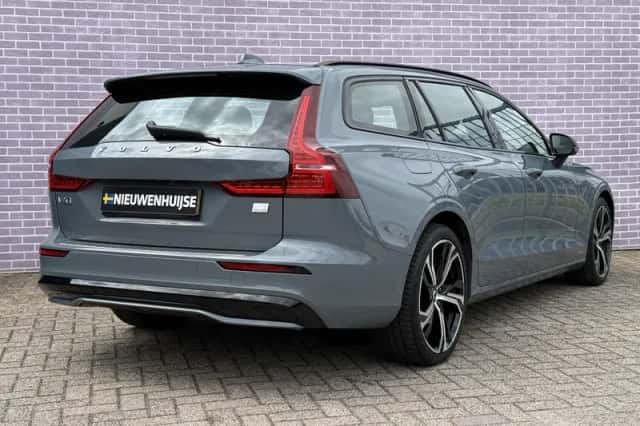 Volvo V60 (2023) thumbnail 3