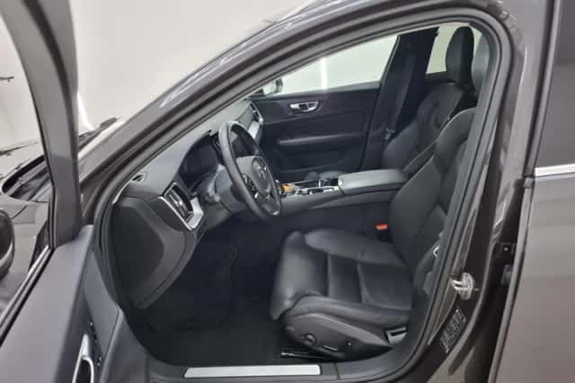 Volvo V60 (2023) thumbnail 5