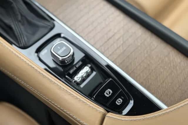 Volvo S90 (2016) thumbnail 36