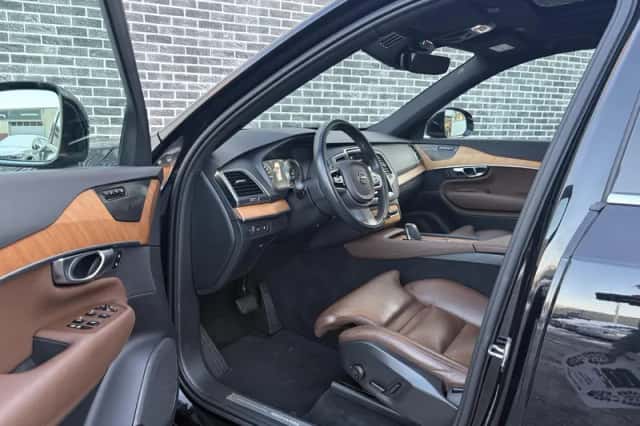Volvo XC90 (2021) thumbnail 3