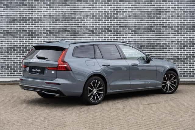 Volvo V60 (2023) thumbnail 3