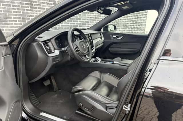 Volvo XC60 (2023) thumbnail 3