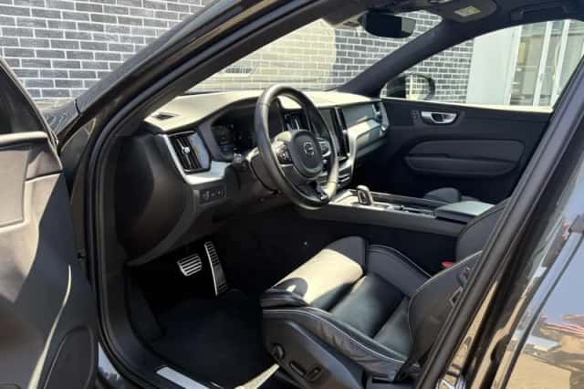 Volvo XC60 (2021) thumbnail 3