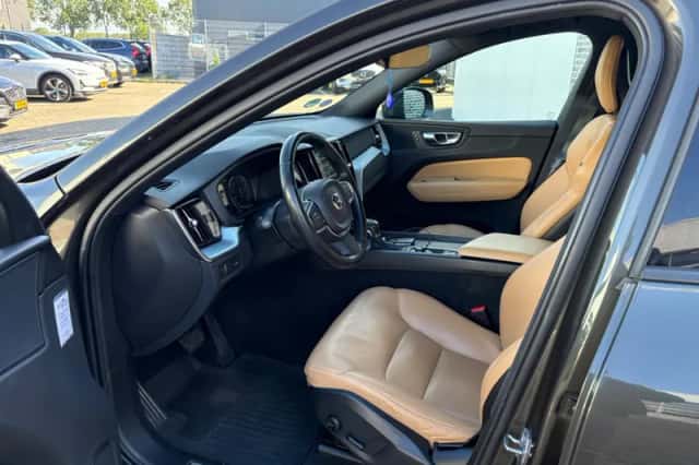 Volvo XC60 (2018) thumbnail 5