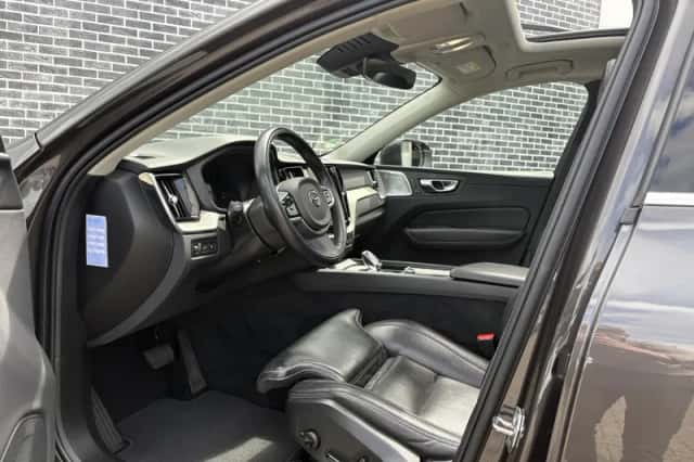 Volvo XC60 (2021) thumbnail 2