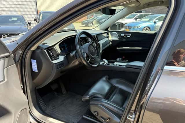 Volvo XC60 (2021) thumbnail 5