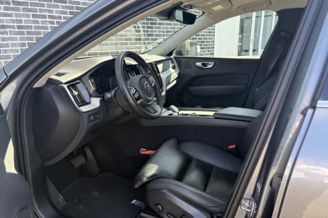Volvo XC60 (2021) thumbnail 3