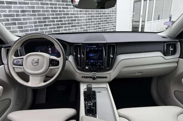 Volvo XC60 (2023) thumbnail 3