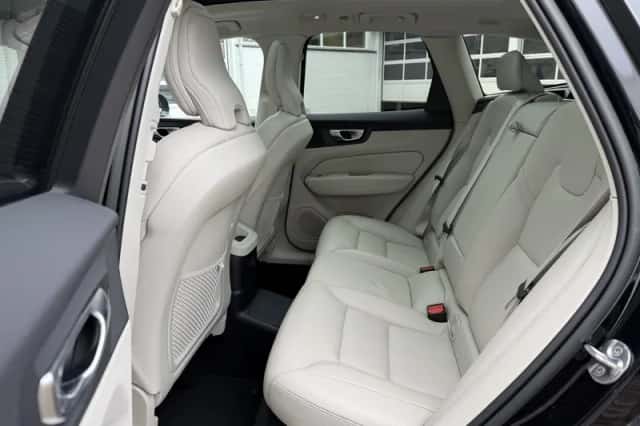 Volvo XC60 (2023) thumbnail 8