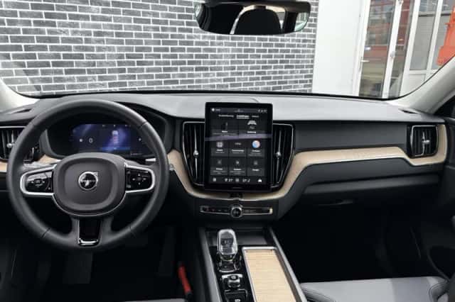 Volvo XC60 (2025) thumbnail 2