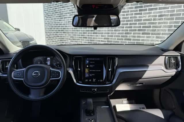 Volvo V60 (2022) thumbnail 2