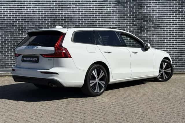 Volvo V60 (2022) thumbnail 3