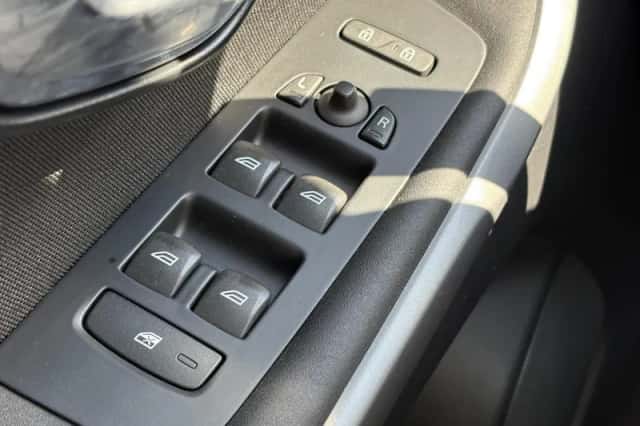 Volvo V40 (2016) thumbnail 15