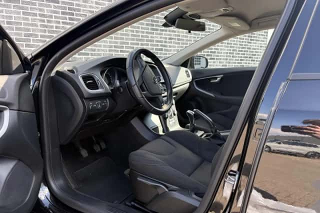 Volvo V40 (2016) thumbnail 3